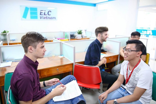 Tân sinh viên HUTECH “thách thức” khả năng tiếng Anh cùng ELC Vietnam - Ảnh 2.