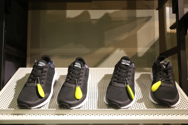 Tín đồ thời trang Việt check in rần rần tại cửa hàng mới nhất của adidas NEO - Ảnh 1.