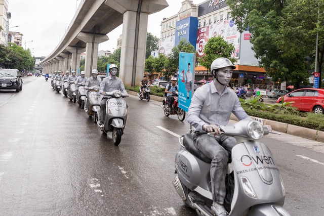 Dàn nhân tượng gây náo loạn” đường phố Hà Nội và Sài Gòn - Ảnh 1.