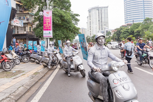 Dàn nhân tượng gây náo loạn” đường phố Hà Nội và Sài Gòn - Ảnh 2.
