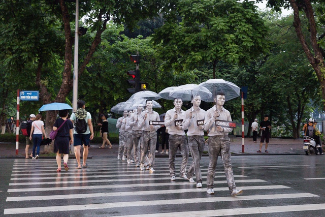 Dàn nhân tượng gây náo loạn” đường phố Hà Nội và Sài Gòn - Ảnh 6.