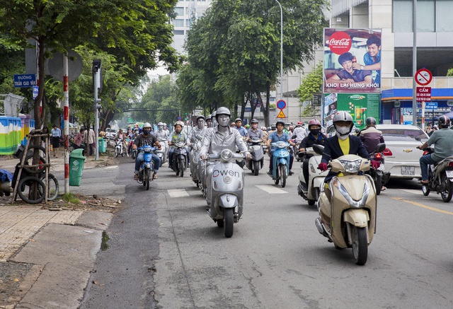 Dàn nhân tượng gây náo loạn” đường phố Hà Nội và Sài Gòn - Ảnh 10.