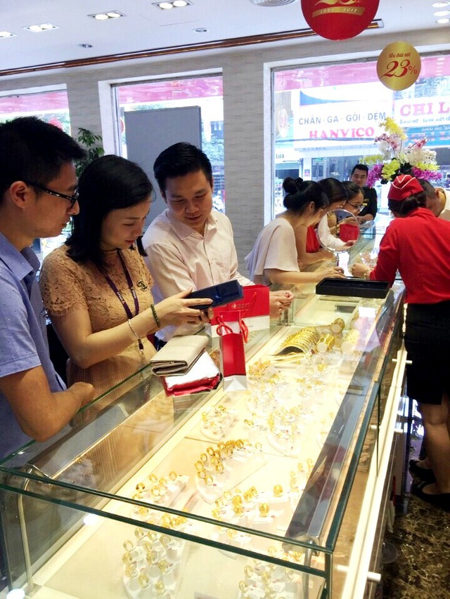 Vi vu ch&acirc;u &Aacute; dễ d&agrave;ng c&ugrave;ng trang sức DOJI - Ảnh 2.