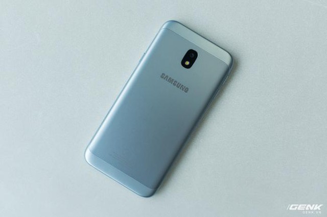 Trên tay Galaxy J3 Pro Xanh Ánh Bạc - Nét sang trọng được phổ cập cho phân khúc tầm trung - Ảnh 6.