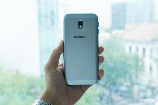 Trên tay Galaxy J3 Pro Xanh Ánh Bạc - Nét sang trọng được phổ cập cho phân khúc tầm trung - Ảnh 7.