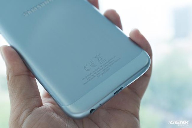 Trên tay Galaxy J3 Pro Xanh Ánh Bạc - Nét sang trọng được phổ cập cho phân khúc tầm trung - Ảnh 11.