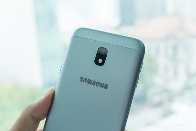 Trên tay Galaxy J3 Pro Xanh Ánh Bạc - Nét sang trọng được phổ cập cho phân khúc tầm trung - Ảnh 12.