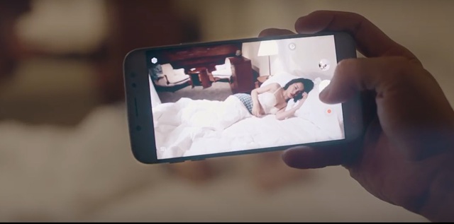 Isaac cầu h&ocirc;n người y&ecirc;u trong b&oacute;ng tối - Ảnh 2.