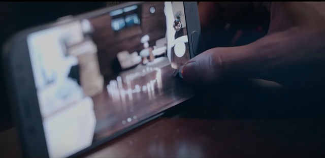 Isaac cầu h&ocirc;n người y&ecirc;u trong b&oacute;ng tối - Ảnh 3.