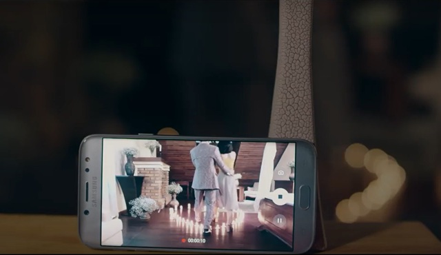 Isaac cầu h&ocirc;n người y&ecirc;u trong b&oacute;ng tối - Ảnh 4.