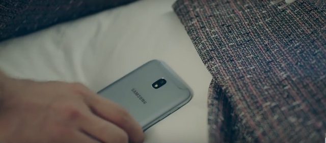 Isaac cầu h&ocirc;n người y&ecirc;u trong b&oacute;ng tối - Ảnh 5.