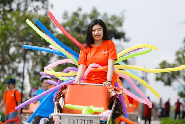 Những khoảnh khắc ấn tượng nhất lễ hội sắc màu lần đầu tiên tại Việt Nam - Ảnh 2.