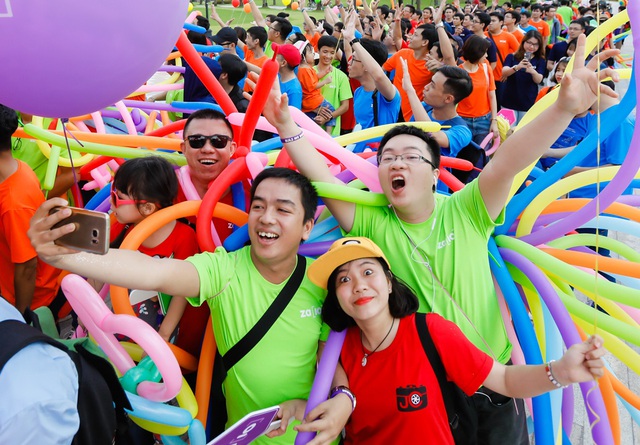 Những khoảnh khắc ấn tượng nhất lễ hội sắc màu lần đầu tiên tại Việt Nam - Ảnh 6.