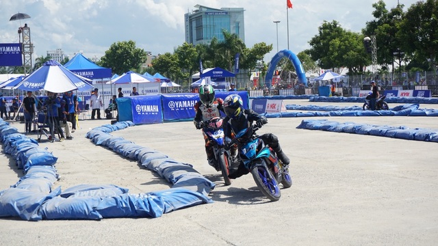 Giới trẻ Đà Nẵng “phát cuồng” với giải đua xe Yamaha GP 2017 - Ảnh 2.