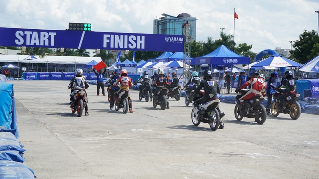 Giới trẻ Đ&agrave; Nẵng &ldquo;ph&aacute;t cuồng&rdquo; với giải đua xe Yamaha GP 2017 - Ảnh 7.