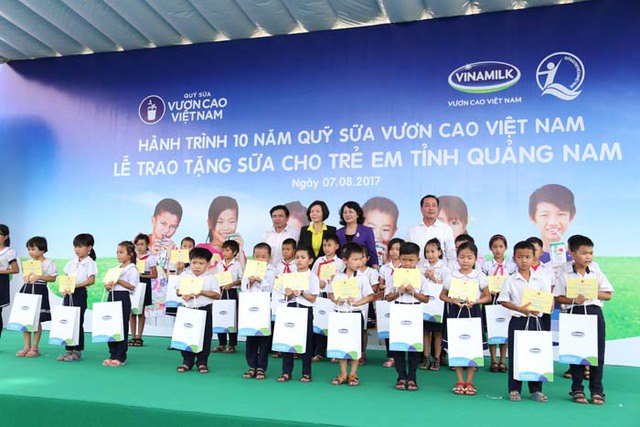 Quỹ sữa Vươn cao Việt Nam trao tặng 46.500 ly sữa cho trẻ em tỉnh Quảng Nam - Ảnh 4.