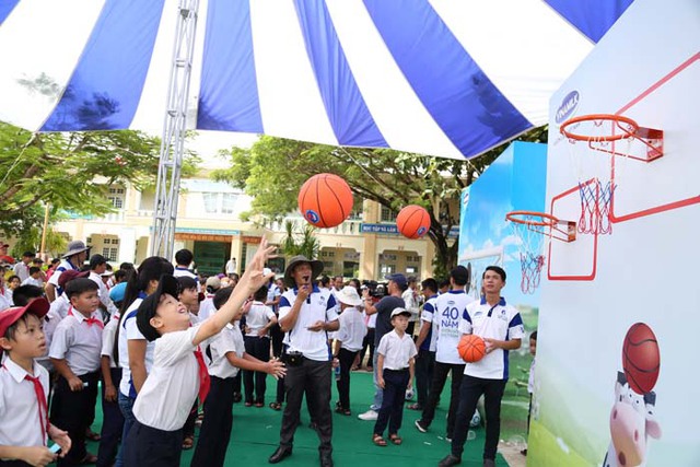 Quỹ sữa Vươn cao Việt Nam trao tặng 46.500 ly sữa cho trẻ em tỉnh Quảng Nam - Ảnh 6.