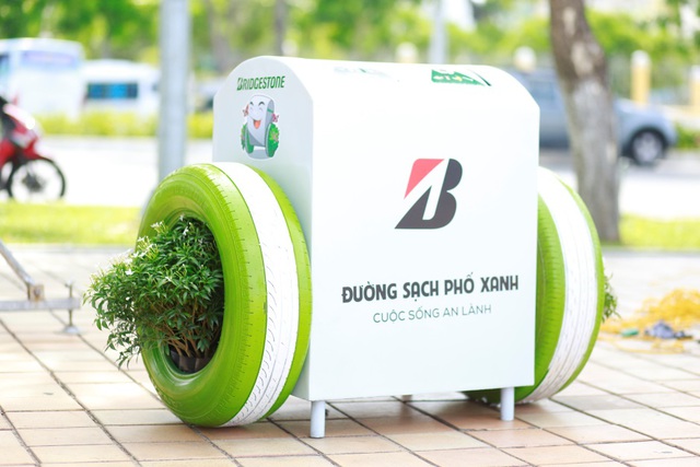 Đ&agrave; Nẵng: Người d&acirc;n h&agrave;o hứng với th&ugrave;ng r&aacute;c c&oacute; chức năng sạc pin - Ảnh 3.