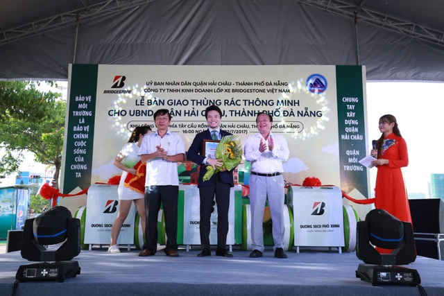 Đ&agrave; Nẵng: Người d&acirc;n h&agrave;o hứng với th&ugrave;ng r&aacute;c c&oacute; chức năng sạc pin - Ảnh 6.