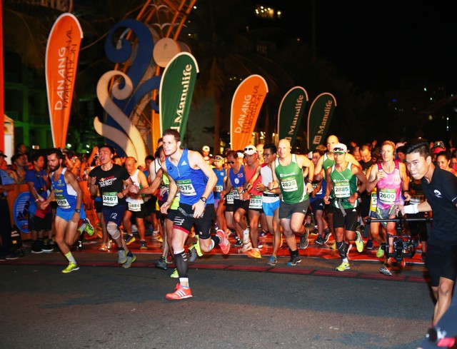 Cảm x&uacute;c trải d&agrave;i c&ugrave;ng những bước ch&acirc;n tr&ecirc;n đường chạy Marathon Quốc tế Đ&agrave; Nẵng 2017 - Ảnh 3.