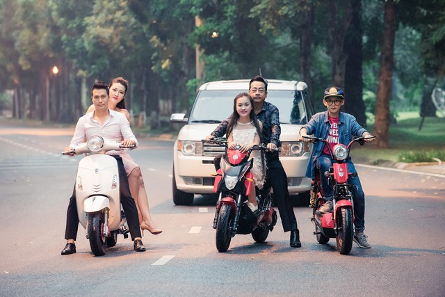 Kh&ocirc;ng đi &ocirc; t&ocirc;, gia đ&igrave;nh &ldquo;Người ph&aacute;n xử&rdquo; đi chơi bằng xe điện - Ảnh 7.