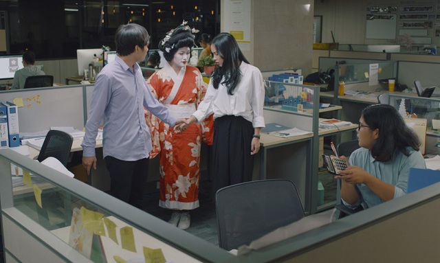Không chịu giảm độ hot, Châu Bùi hóa thân nữ công sở lắm trò trong phim ngắn siêu hài - Ảnh 3.