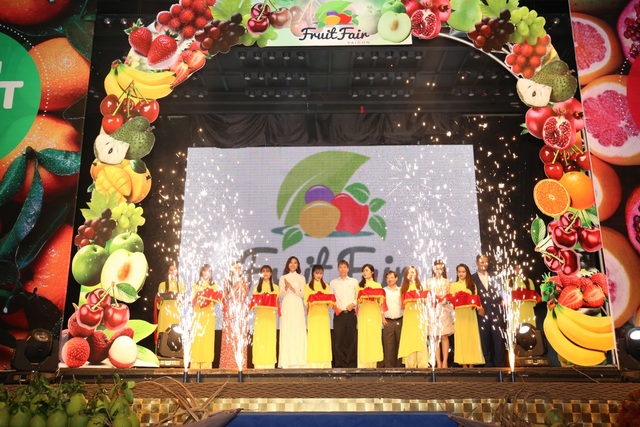 Hoa hậu Đỗ Mỹ Linh trải nghiệm trái cây tươi ngon tại Hội chợ trái cây Sài Gòn - Ảnh 1.