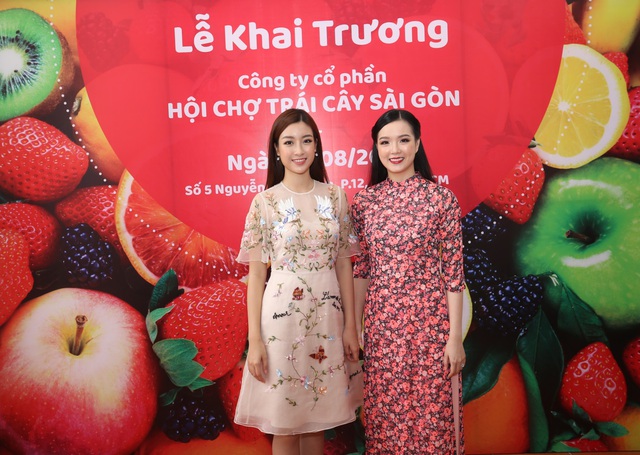 Hoa hậu Đỗ Mỹ Linh trải nghiệm trái cây tươi ngon tại Hội chợ trái cây Sài Gòn - Ảnh 3.