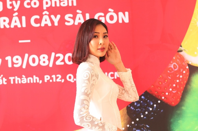 Hoa hậu Đỗ Mỹ Linh trải nghiệm trái cây tươi ngon tại Hội chợ trái cây Sài Gòn - Ảnh 4.