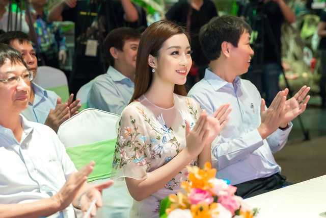 Hoa hậu Đỗ Mỹ Linh trải nghiệm trái cây tươi ngon tại Hội chợ trái cây Sài Gòn - Ảnh 5.