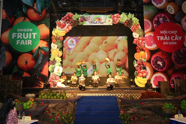 Hoa hậu Đỗ Mỹ Linh trải nghiệm trái cây tươi ngon tại Hội chợ trái cây Sài Gòn - Ảnh 7.