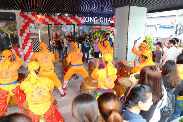 Hàng loạt fan hào hứng dự khai trương cửa hàng Gong Cha thứ 24 - Ảnh 1.