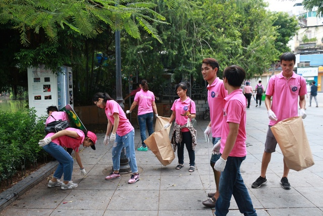 Sắc hồng “nhuộm màu” làm sạch phố đi bộ Hồ Gươm - Ảnh 3.