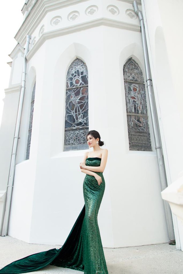 Emily Hồng Nhung: “Tôi muốn mang thương hiệu thời trang Việt đi khắp thế giới” - Ảnh 2.