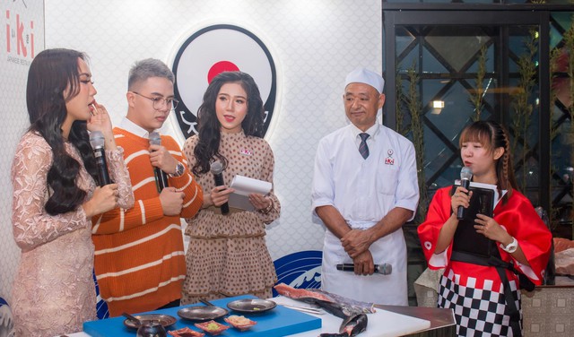 Sau phim ngắn đồng tính gây bão, Duy Khánh tự thưởng với sushi chuẩn vị Nhật - Ảnh 3.