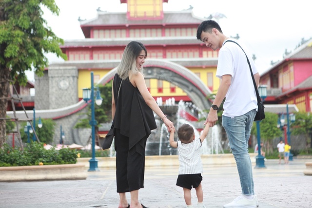Gia đình Trang Lou – Tùng Sơn khoe ảnh đi chơi công viên giải trí cực đáng yêu - Ảnh 2.