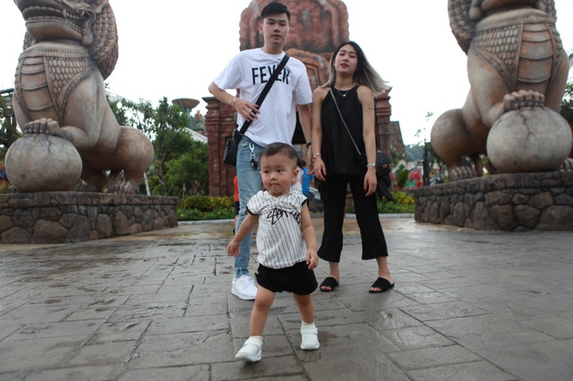 Gia đình Trang Lou – Tùng Sơn khoe ảnh đi chơi công viên giải trí cực đáng yêu - Ảnh 4.