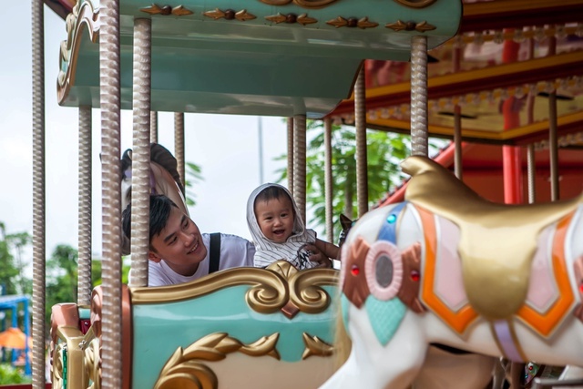 Gia đình Trang Lou – Tùng Sơn khoe ảnh đi chơi công viên giải trí cực đáng yêu - Ảnh 5.