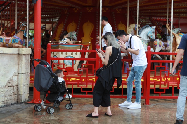 Gia đình Trang Lou – Tùng Sơn khoe ảnh đi chơi công viên giải trí cực đáng yêu - Ảnh 7.