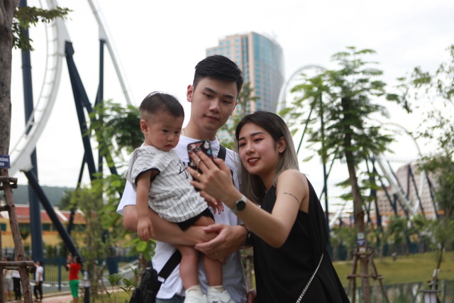 Gia đình Trang Lou – Tùng Sơn khoe ảnh đi chơi công viên giải trí cực đáng yêu - Ảnh 10.
