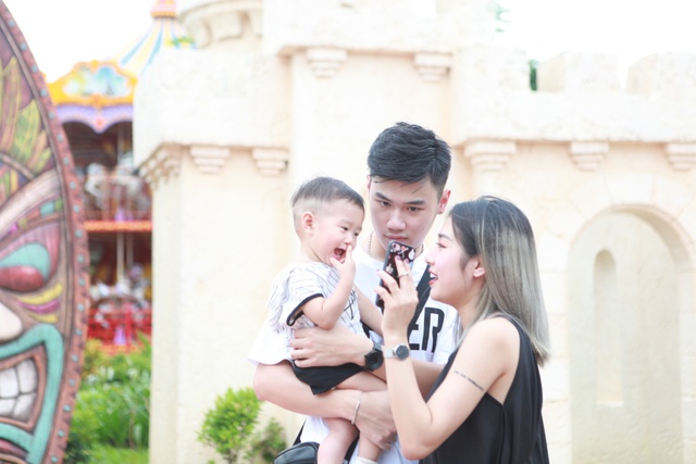 Gia đình Trang Lou – Tùng Sơn khoe ảnh đi chơi công viên giải trí cực đáng yêu - Ảnh 11.