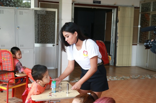 Hoa hậu người Việt quốc tế Vy Nguyễn cùng Share The Love tặng quà cho trẻ em mồ côi, khuyết tật - Ảnh 2.