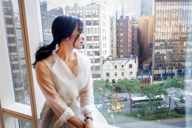 CEO Elise Lưu Nga ngồi cùng hàng Paris Hilton xem thời trang tại New York - Ảnh 1.