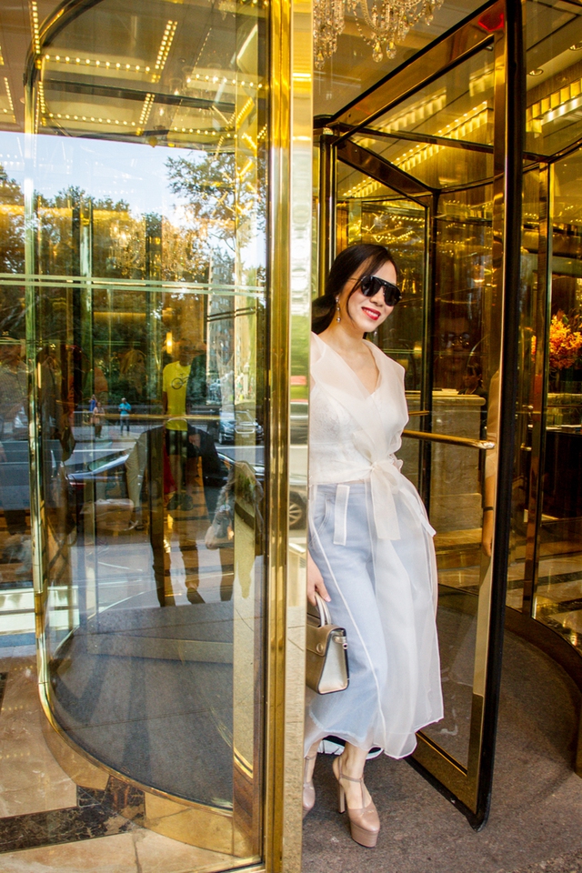 CEO Elise Lưu Nga ngồi cùng hàng Paris Hilton xem thời trang tại New York - Ảnh 2.