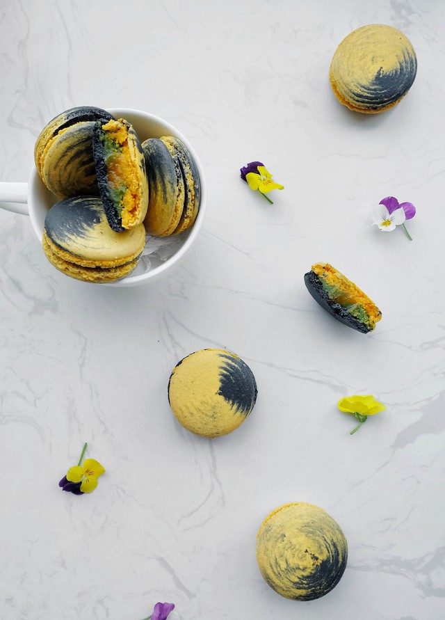 Sốt x&igrave;nh xịch b&aacute;nh trung thu trứng muối phi&ecirc;n bản Macaron - Ảnh 2.