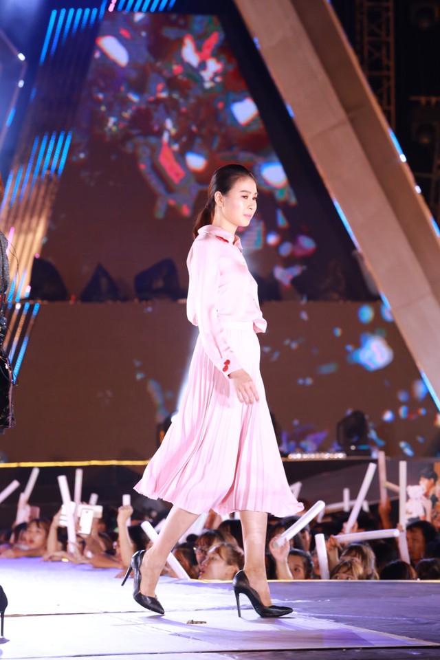 Hoàng Thùy, Lan Khuê, Mâu Thủy đọ sức nóng trong lễ hội thời trang, âm nhạc ngoài trời - Ảnh 4.
