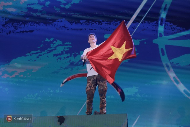 Chùm ảnh đẹp: Lost Frequencies “thổi bùng” không khí đêm cuối “Monsoon Music Festival 2017 by Tuborg” với những set nhạc sôi động, phất cao lá cờ Việt Nam trên sân khấu - Ảnh 10.