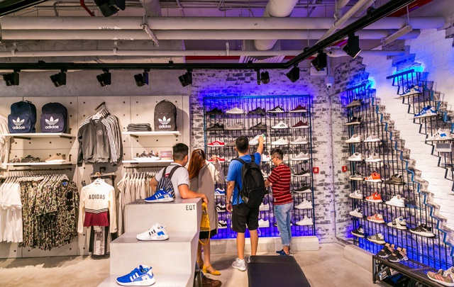 Theo chân Khả Ngân, Phở Đặc Biệt chọn những mẫu giày đỉnh vừa cập bến store adidas - Ảnh 1.