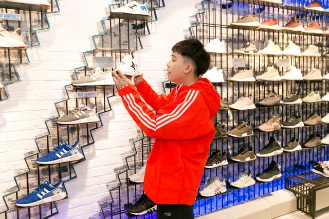 Theo chân Khả Ngân, Phở Đặc Biệt chọn những mẫu giày đỉnh vừa cập bến store adidas - Ảnh 8.