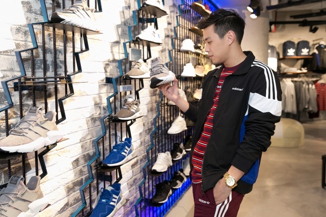 Theo chân Khả Ngân, Phở Đặc Biệt chọn những mẫu giày đỉnh vừa cập bến store adidas - Ảnh 12.